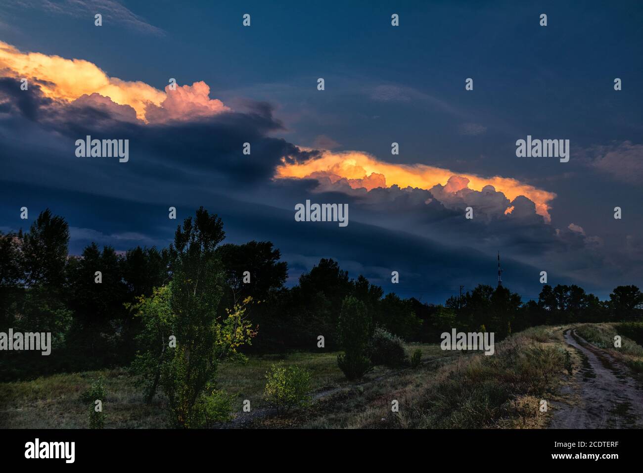 Dark sky rain cloud hi-res stock photography and images - Alamy