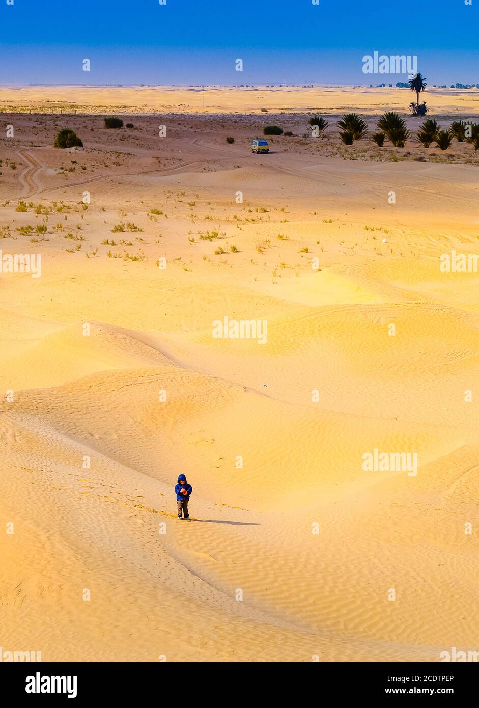 Child in desert hi-res stock photography and images - Alamy