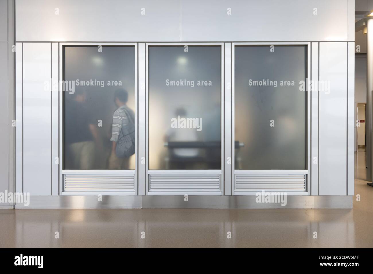 Курительная комната. Курительная комната в домодедово. Комната для курения в аэропорту домодедово. Курительная комната в домодедово 2024. Шереметьево зона для курения.