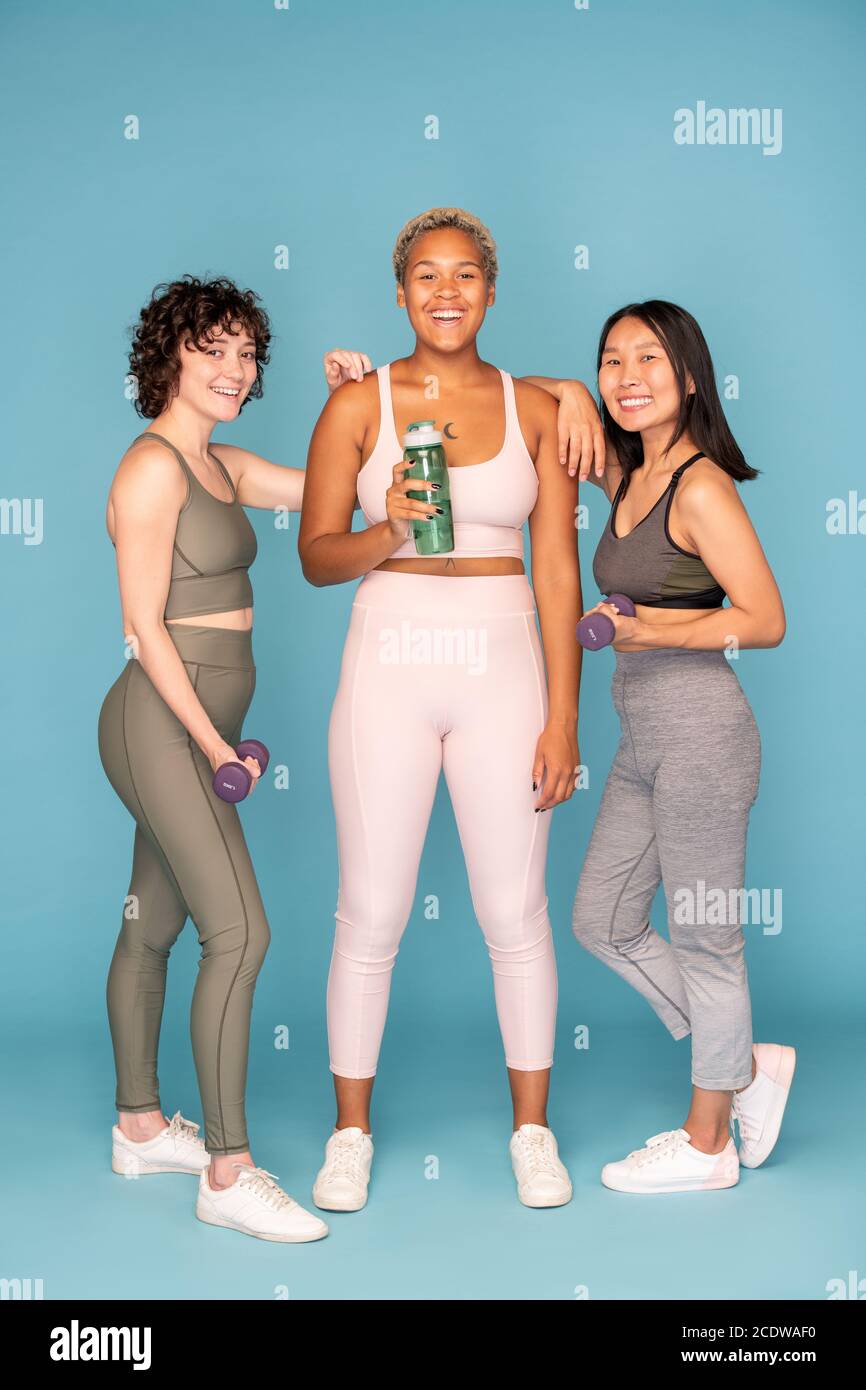 Three young women laughing smiling hi-res stock photography and images ...