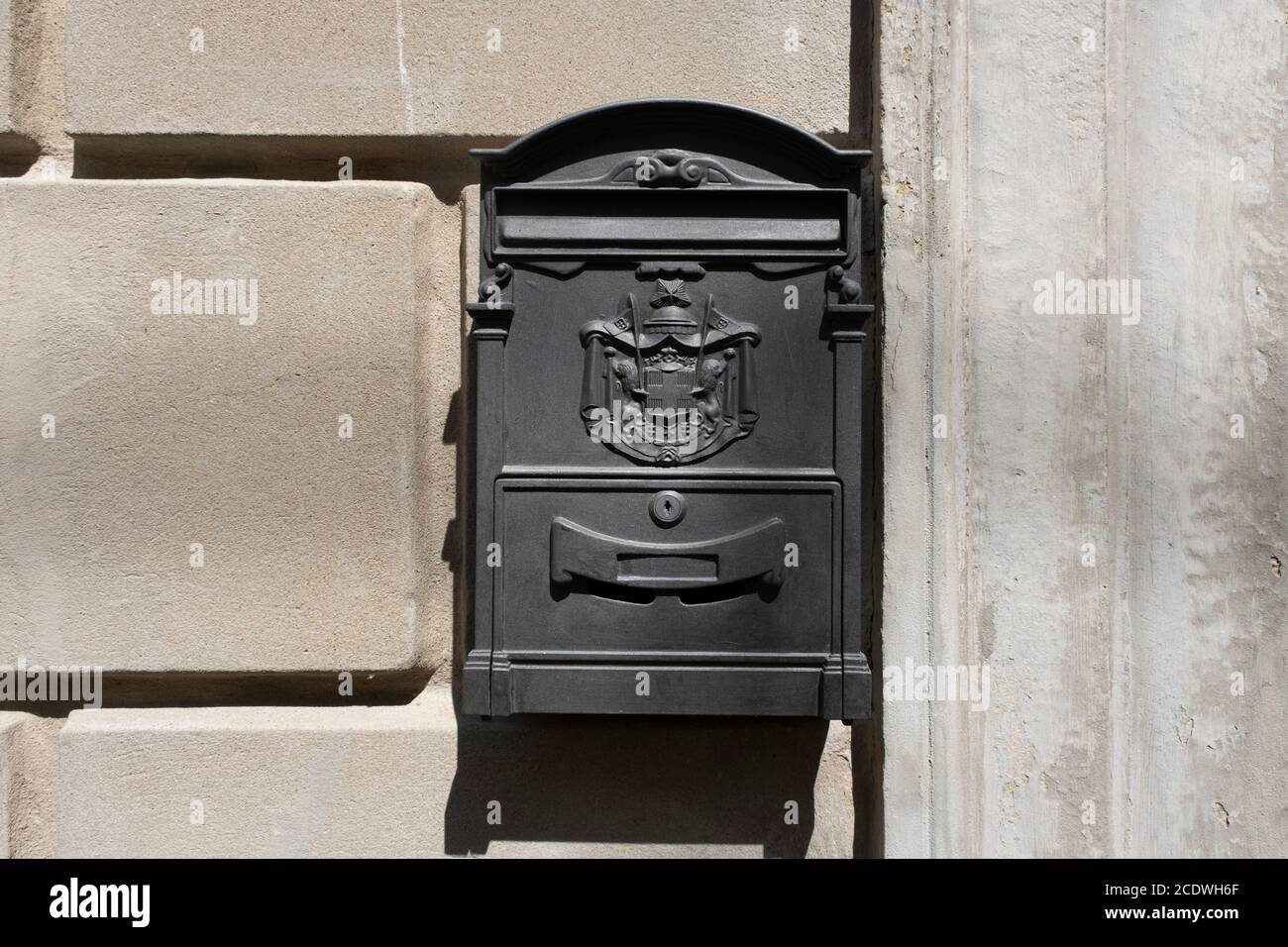 Old Italian mailbox on the wall. Cassetta per le lettere means letterbox,  Regie poste means royal post Stock Photo - Alamy