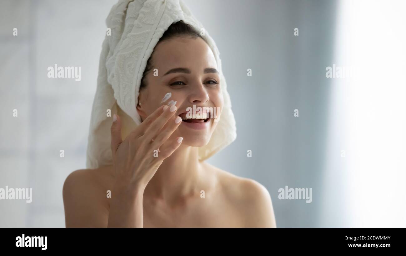 Applying lotion after shower hires stock photography and images Alamy