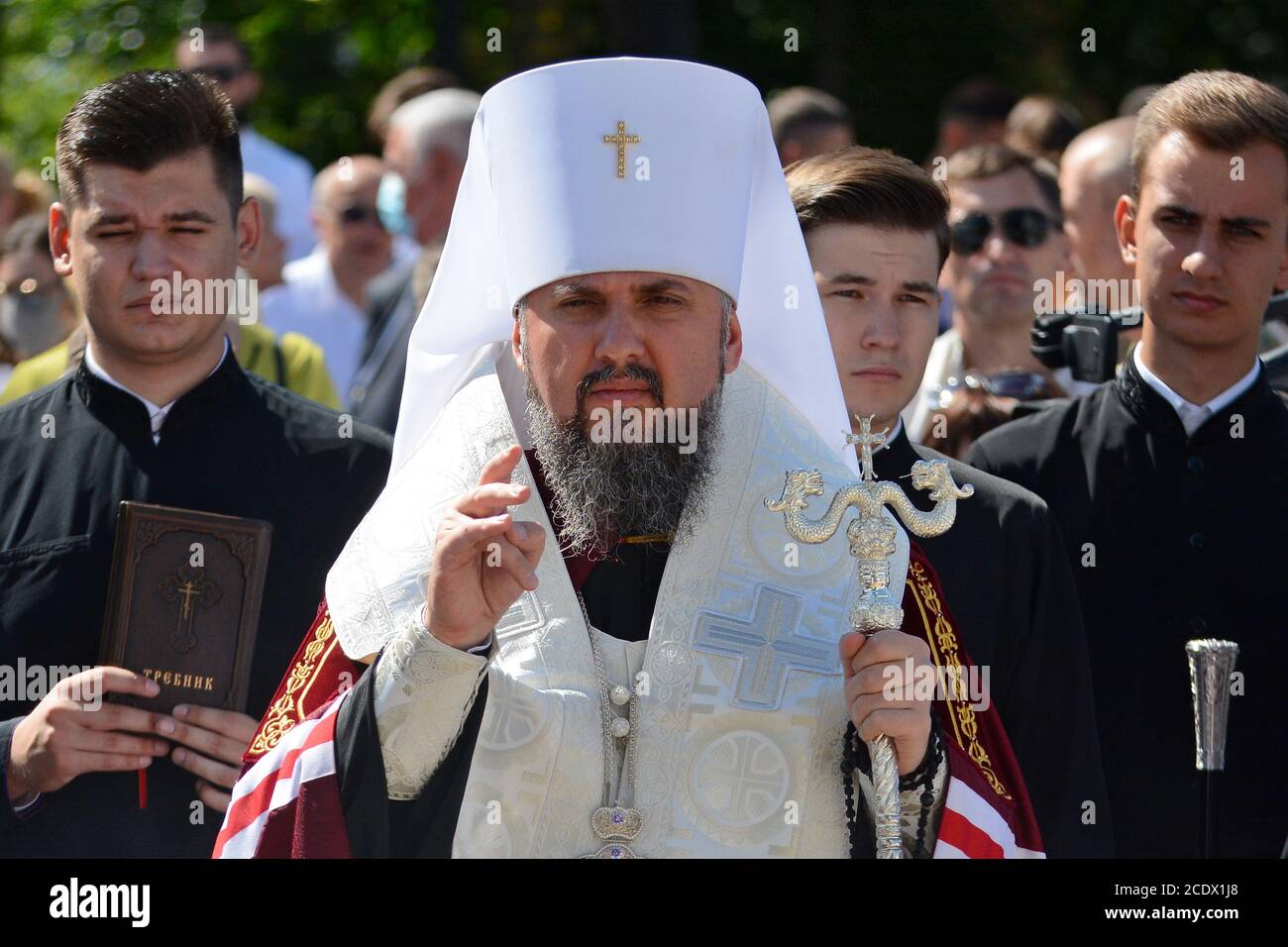 Kyiv, Ukraine. 29th Aug, 2020. Metropolitan Epiphanius near the memorial wall to the soldiers who died as a result of the artillery shelling of the Russian military in eastern Ukraine during a commemorative ceremony dedicated to the Day of Remembrance of the Defenders of Ukraine and the 6th anniversary of the Ilovaisk battle in Kiev, Ukraine, August 29, 2020. (Photo by Aleksandr Gusev/Pacific Press) Credit: Pacific Press Media Production Corp./Alamy Live News Stock Photo