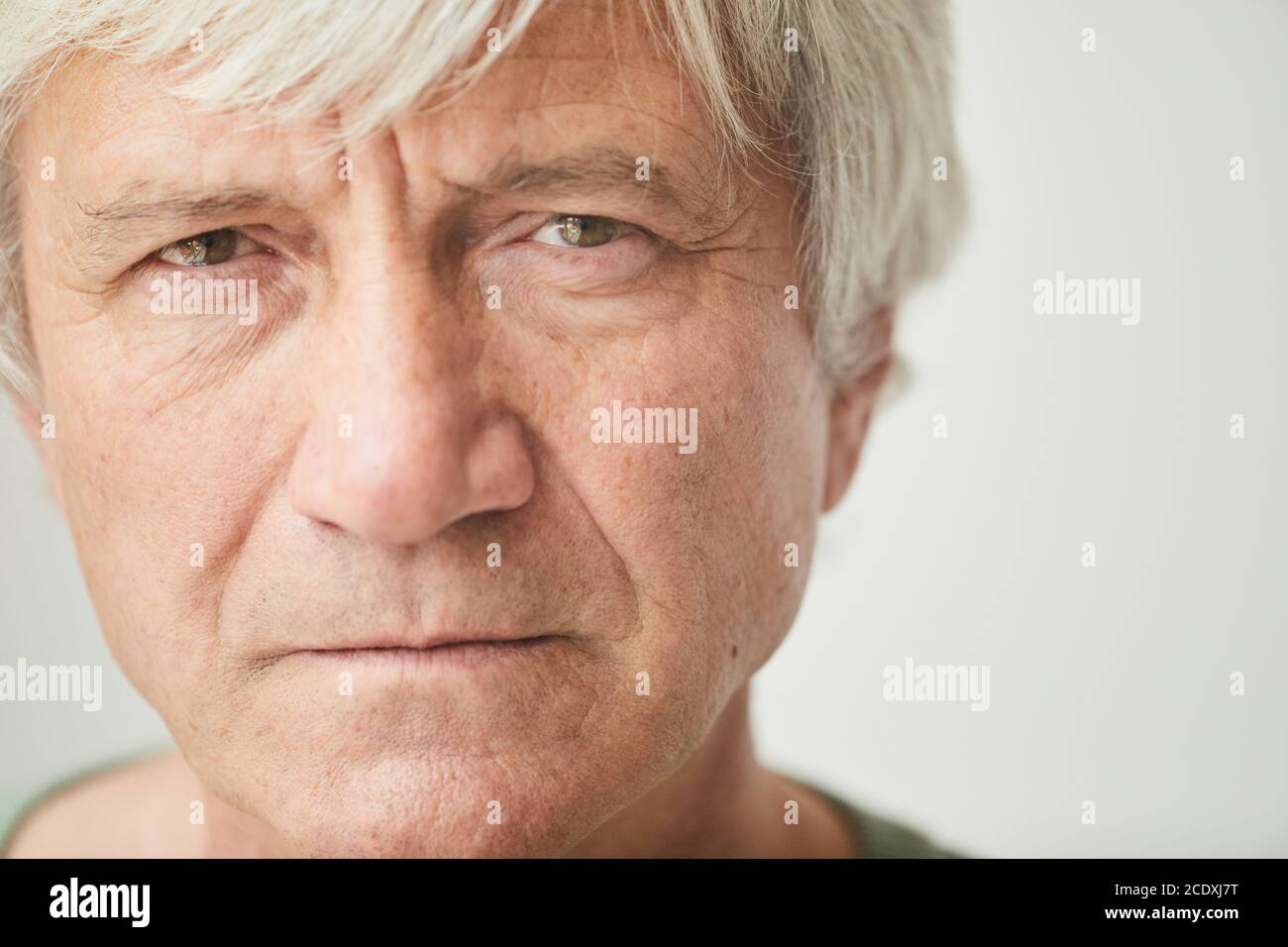Old man with white hair hi-res stock photography and images - Alamy