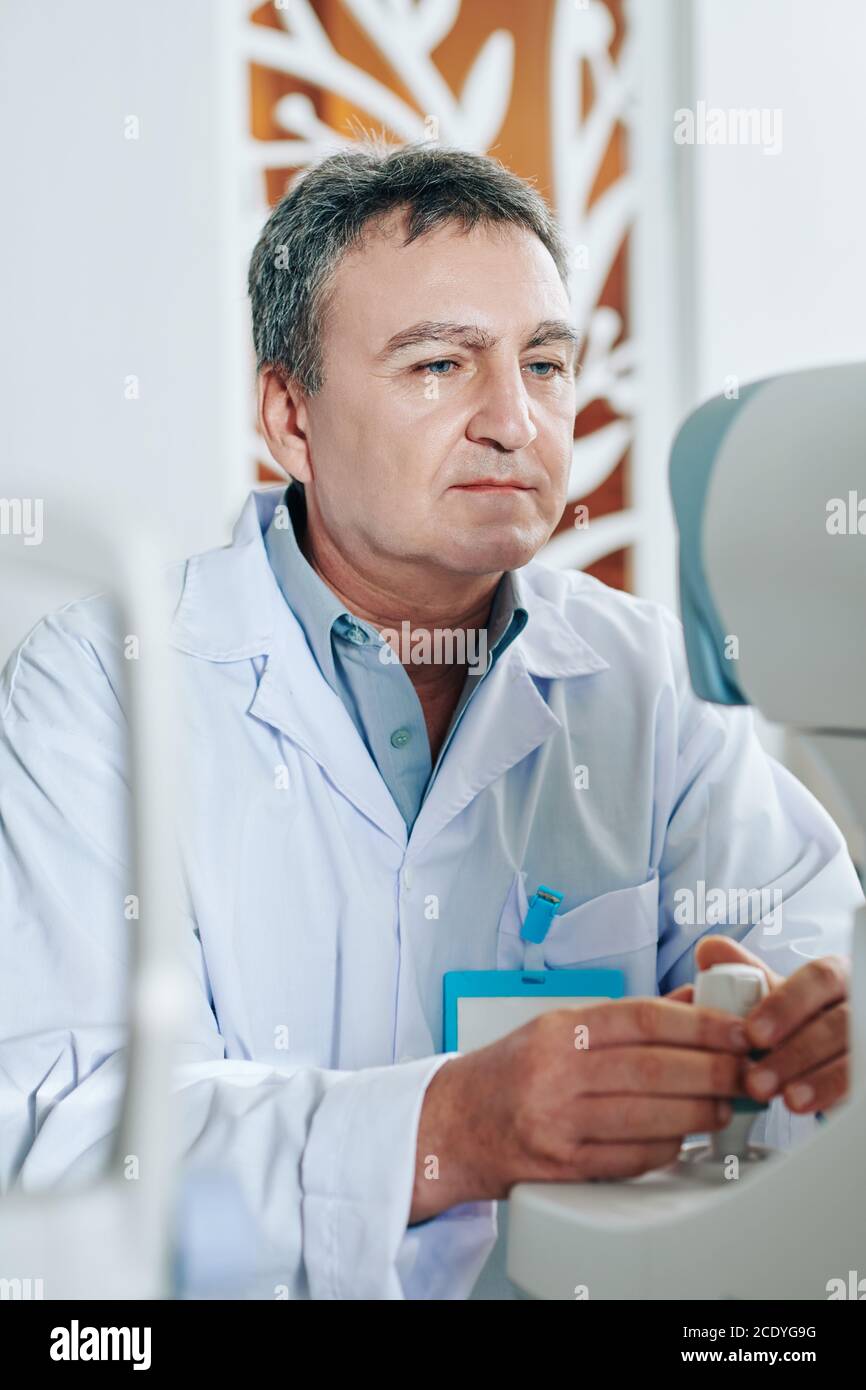 Using refractometer eye test machine Stock Photo Alamy