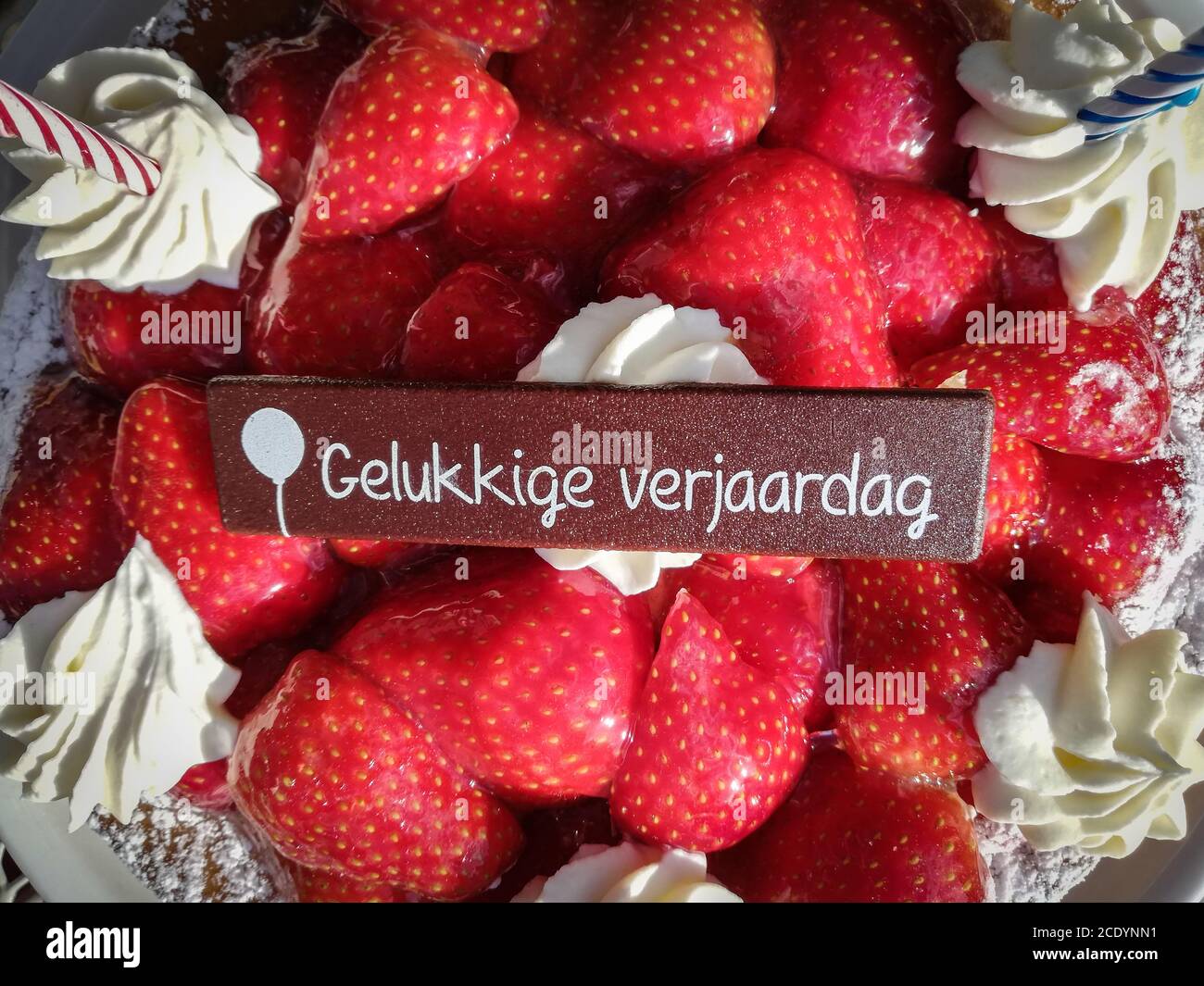 Faculteit Herkenning Langwerpig Gelukkige verjaardag, happy birthday, strawberry tart with fresh Stock  Photo - Alamy