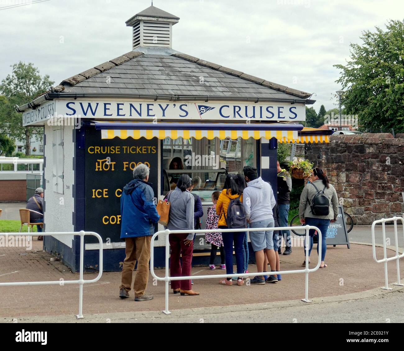 Loch Lomond, Glasgow, Scotland, UK 30th  August, 2020: UK Weather: Tourists and locals enjoyed the visitor facilities and the loch side amenities on a cold cloudy bank holiday weekend, Credit: Gerard Ferry/Alamy Live News Stock Photo