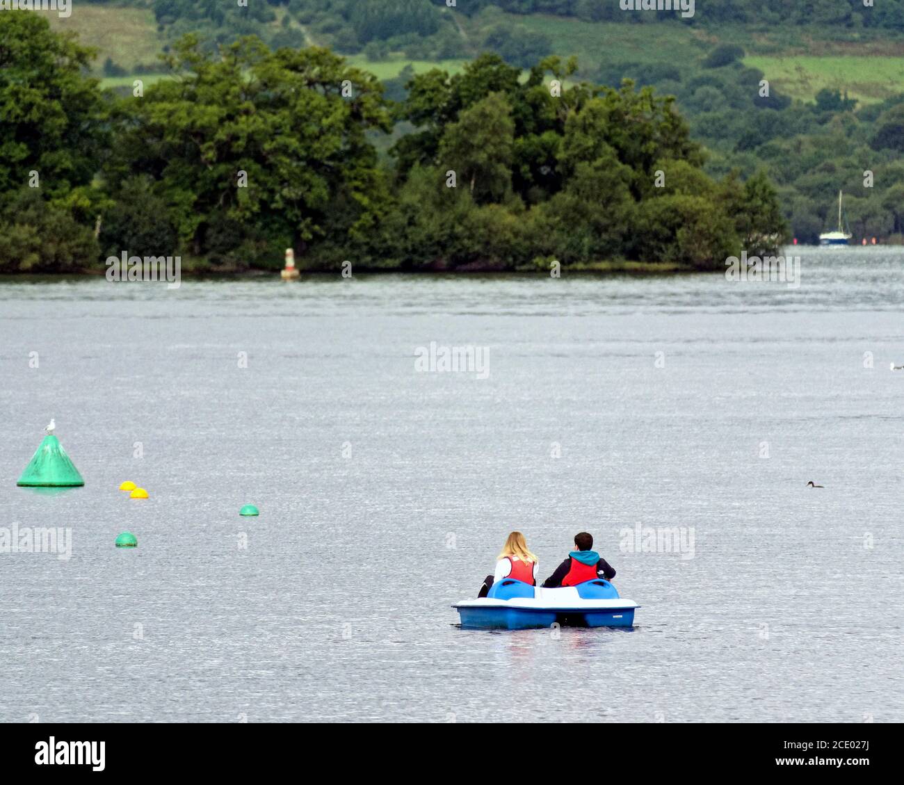 Loch Lomond, Glasgow, Scotland, UK 30th  August, 2020: UK Weather: Tourists and locals enjoyed the visitor facilities and the loch side amenities on a cold cloudy bank holiday weekend, Credit: Gerard Ferry/Alamy Live News Stock Photo
