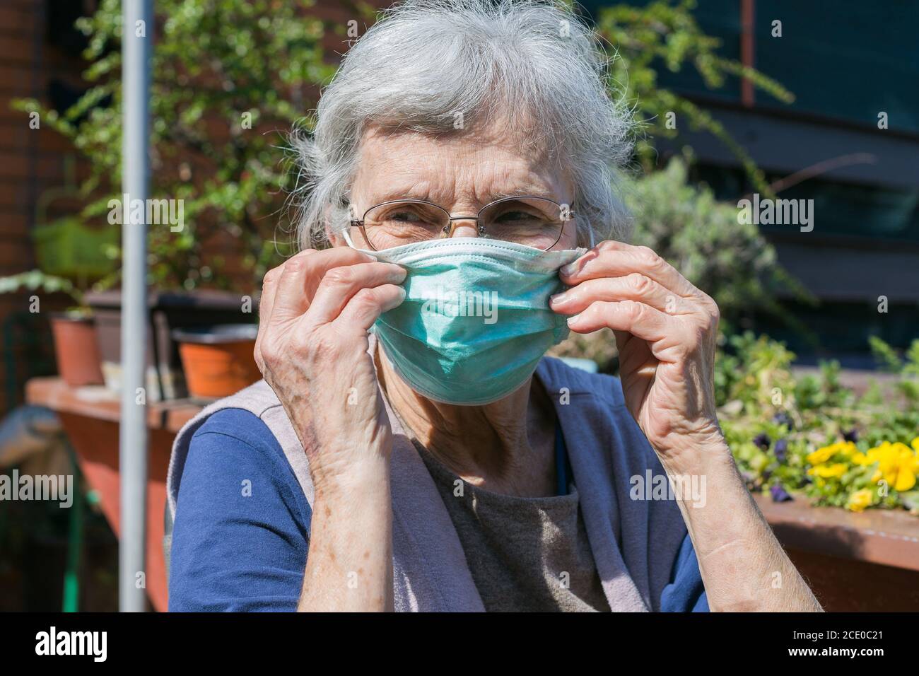 Elderly woman face anxious hi-res stock photography and images - Alamy