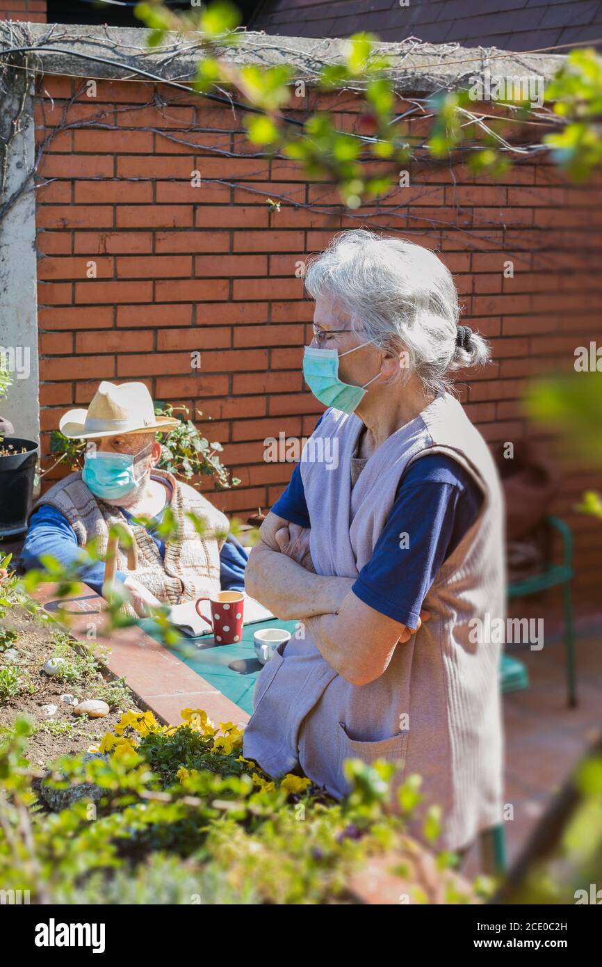 Elderly people wearing masks hi-res stock photography and images - Alamy