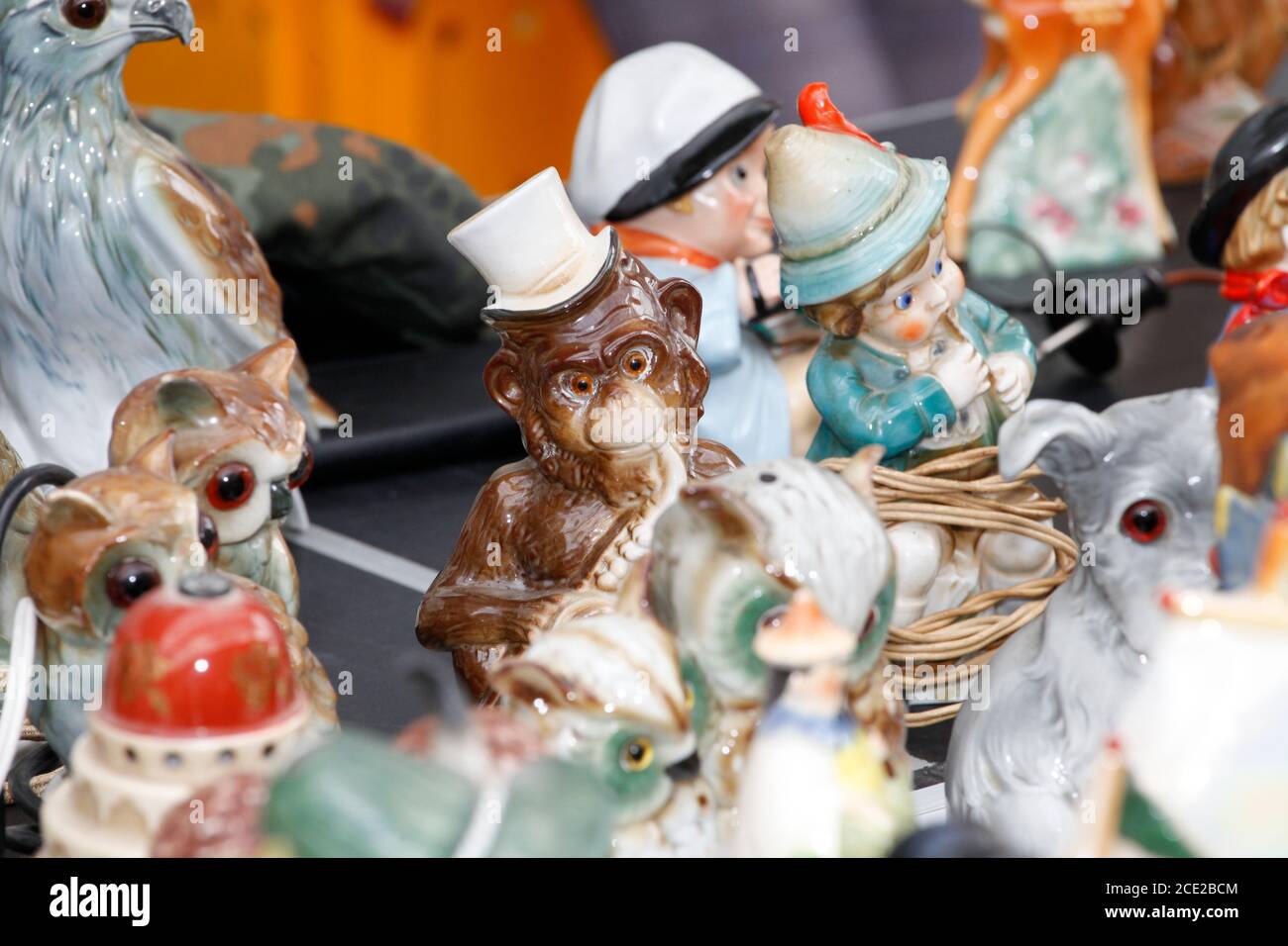 eine Sammlung Porzellan Rauchverzehrer auf einem Trödelmarkt Stock Photo