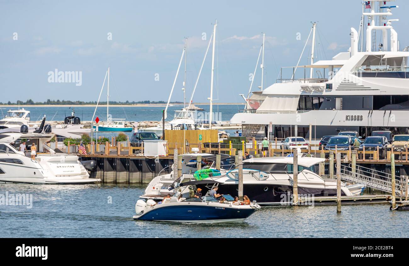 small boat full of people coming into the docks at Long Wharf in Sag Harbor, NY Stock Photo