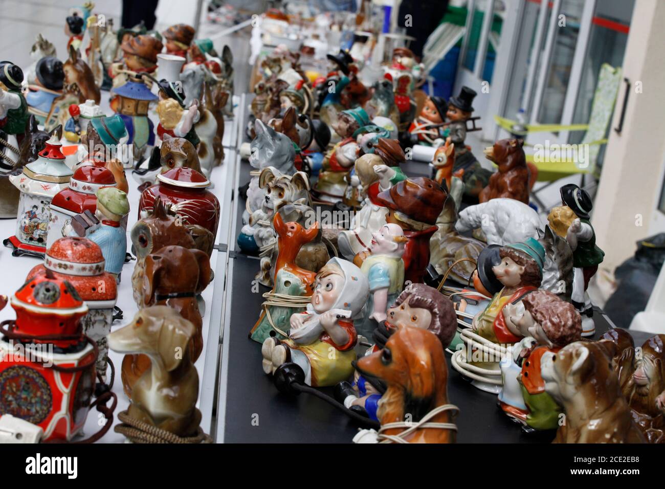 eine Sammlung Porzellan Rauchverzehrer auf einem Trödelmarkt Stock Photo