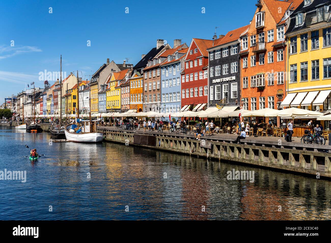 Bunte Häuser, Restaurants und historische Schiffe am Kanal und Hafen Nyhavn, Kopenhagen, Dänemark, Europa | Colourful facades, Restaurants and old shi Stock Photo