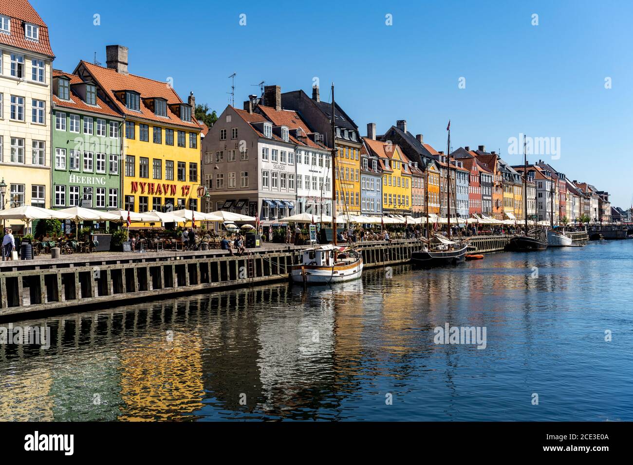 Bunte Häuser, Restaurants und historische Schiffe am Kanal und Hafen Nyhavn, Kopenhagen, Dänemark, Europa | Colourful facades, Restaurants and old shi Stock Photo