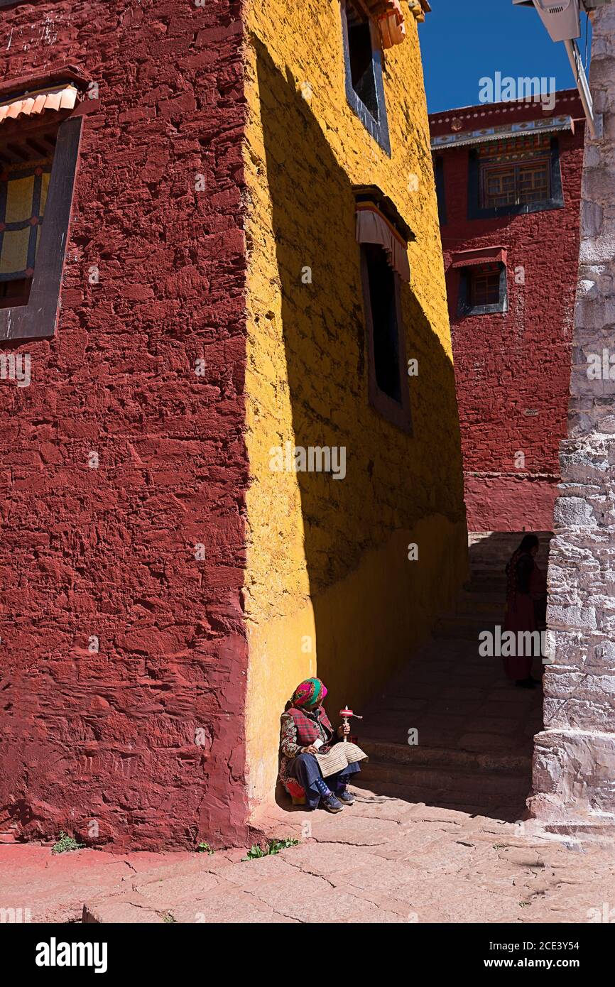 A pilgrim takes a short rest, Ganden monastery, Tibet Stock Photo