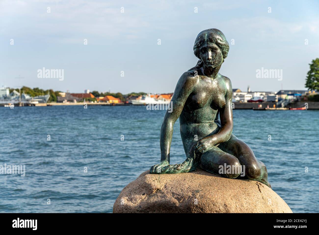 Die berühmte Bronzefigur Die Kleine Meerjungfrau - Den lille Havfrue - an  der Uferpromenade Langelinie, Kopenhagen, Dänemark, Europa | the famous br  Stock Photo - Alamy, image size:1300x956