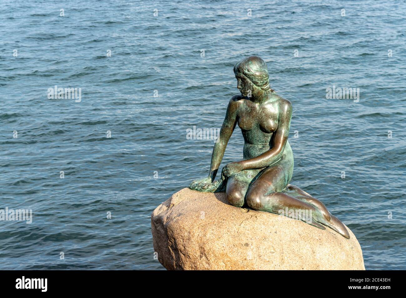 Die berühmte Bronzefigur Die Kleine Meerjungfrau - Den lille Havfrue - an der Uferpromenade Langelinie, Kopenhagen, Dänemark, Europa  |  the famous br Stock Photo