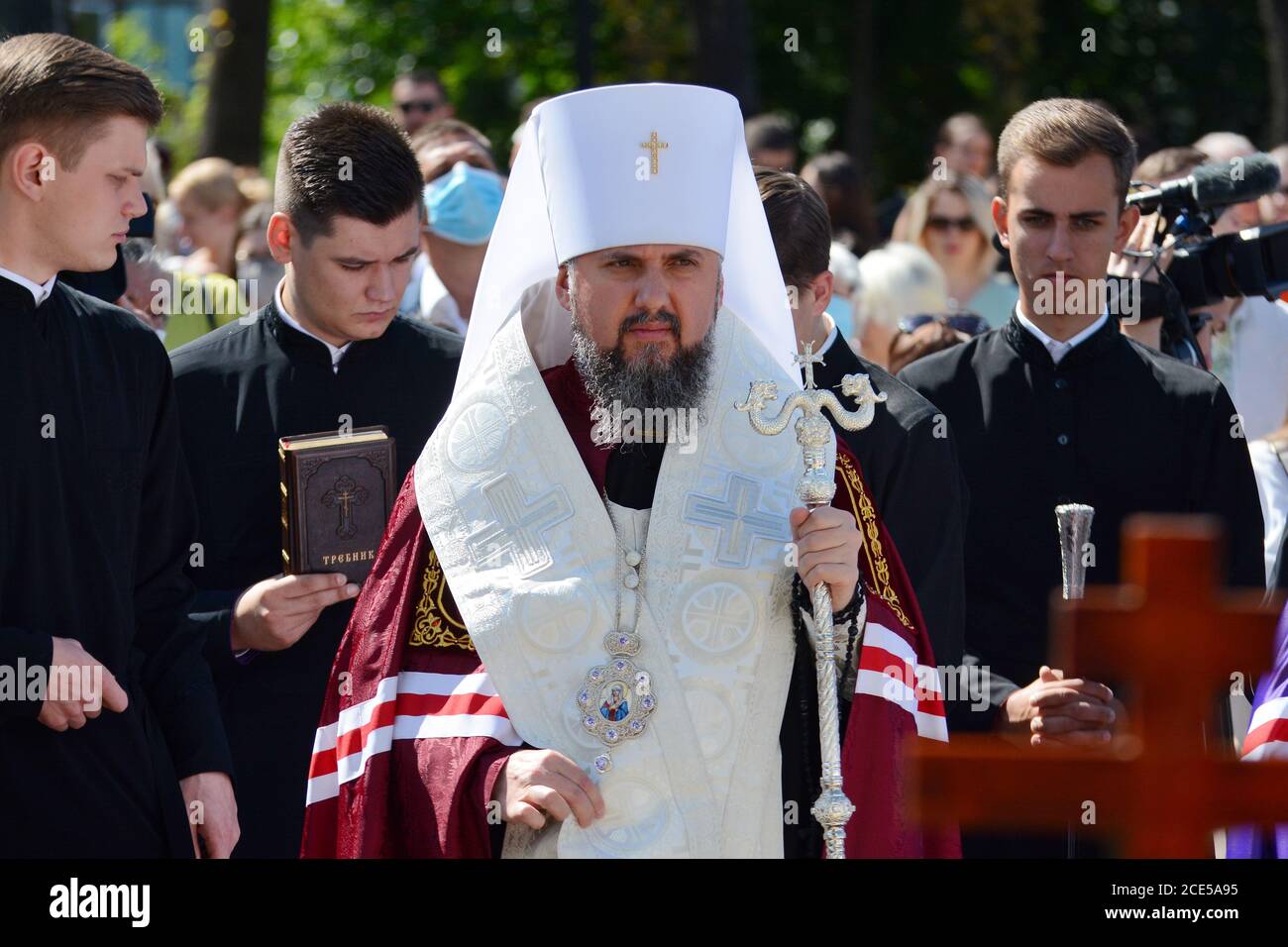 Kyiv, Ukraine. 29th Aug, 2020. Metropolitan Epiphanius near the memorial wall to the soldiers who died as a result of the artillery shelling of the Russian military in eastern Ukraine during a commemorative ceremony dedicated to the Day of Remembrance of the Defenders of Ukraine and the 6th anniversary of the Ilovaisk battle in Kiev, Ukraine, August 29, 2020. (Photo by Aleksandr Gusev/Pacific Press/Sipa USA) Credit: Sipa USA/Alamy Live News Stock Photo