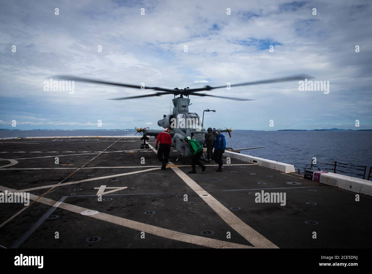 PHILIPPINE SEA (Aug. 22, 2020) Sailors aboard USS New Orleans (LPD 18) secure an AH-1Z Cobra helicopter with Marine Medium Tiltrotor Squadron 262 (Reinforced), 31st Marine Expeditionary Unit (MEU), to the flight deck. New Orleans, part of the Amphibious Ready Group (ARG), 31st Marine Expeditionary Unit (MEU) team, is operating in the U.S. 7th Fleet area of operation to enhance interoperability with allies and partners and serve as a ready response force to defend peace and stability in the Indo-Pacific region. The America ARG, 31st MEU team remains the premier crisis response force in the regi Stock Photo