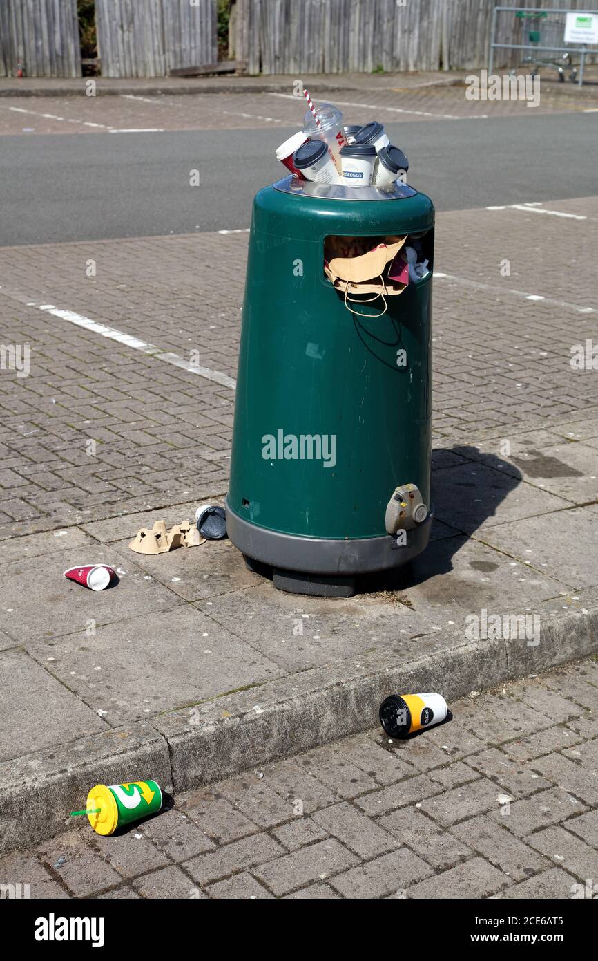 Put rubbish in bins hires stock photography and images Alamy