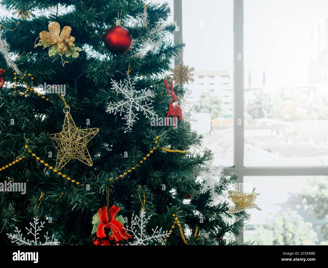Trang trí cây thông Giáng sinh trong Văn phòng trên nền cửa sổ và cityscape: \