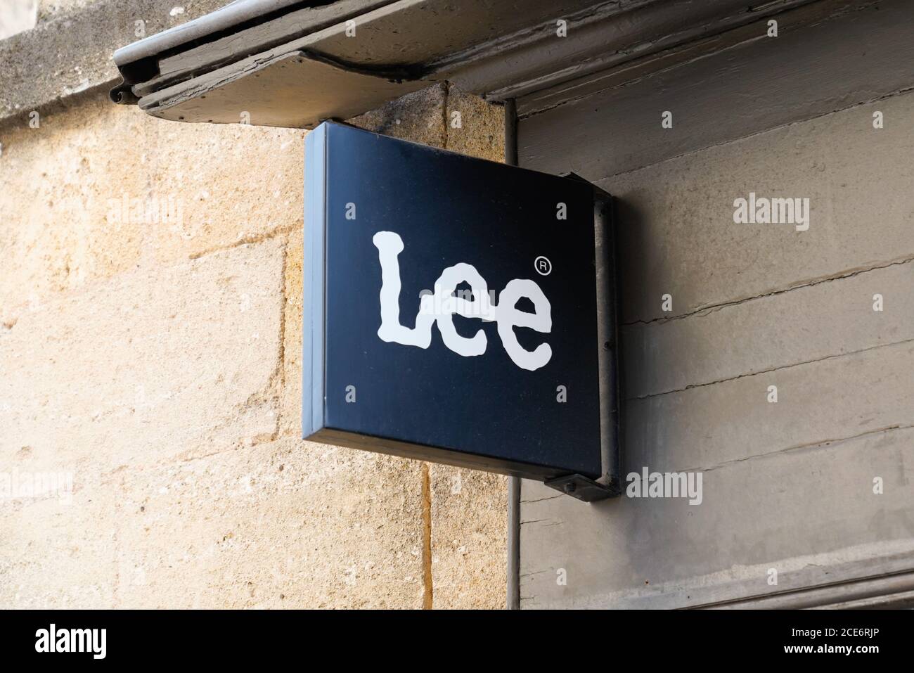 Bordeaux , Aquitaine / France - 08 25 2020 : Lee logo and text sign on jeans  boutique store of fashion shop clothing Stock Photo - Alamy