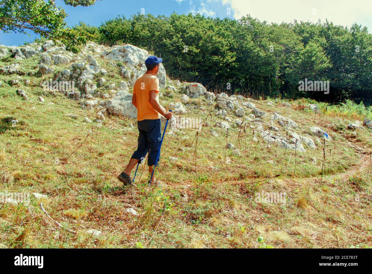 Men hiking hi-res stock photography and images - Alamy