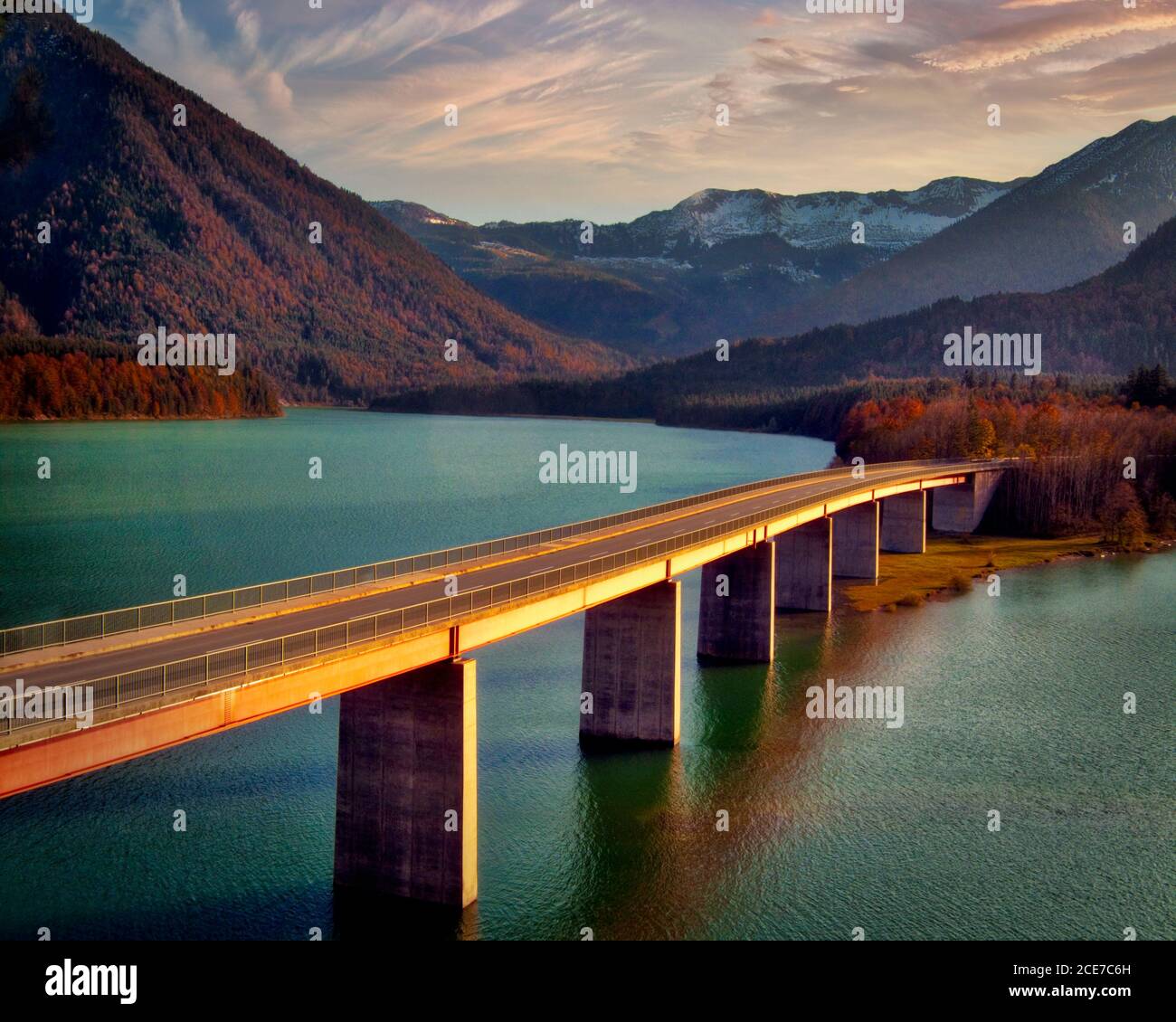 DE - BAVARIA: Bridge over Sylvenstein Reservoir with Karwendel Mountains in background Stock Photo