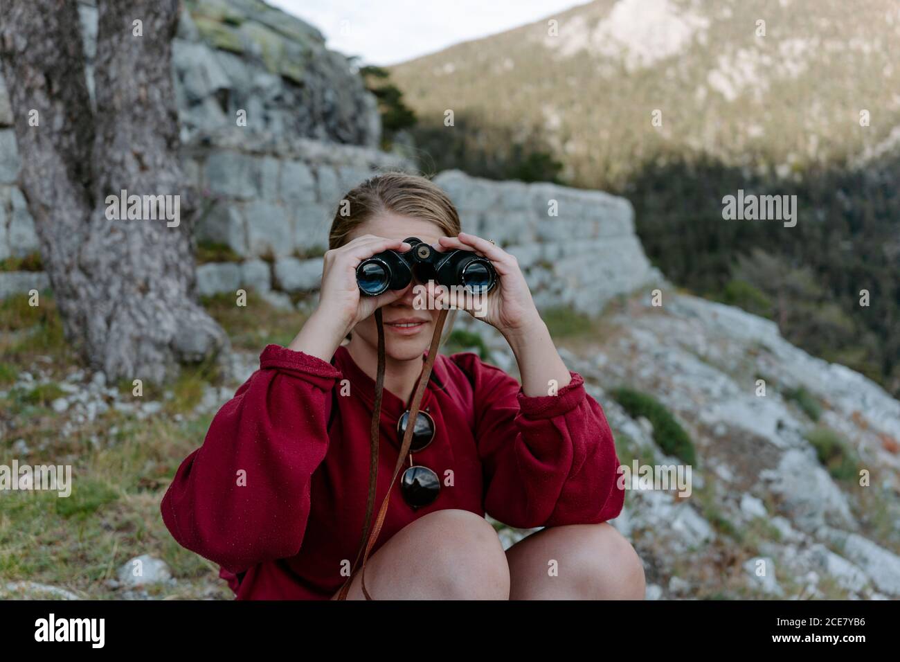 Woman mountain top binocular hi-res stock photography and images - Alamy