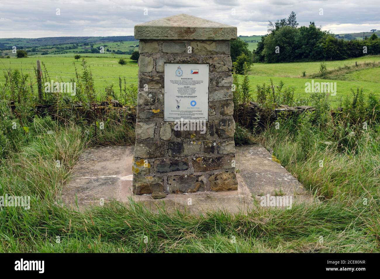 Memorial to crew of aircraft which crashed at this site while carrying out an airdrop to snowbound communities in 1947, near Onecote, Staffordshire Stock Photo