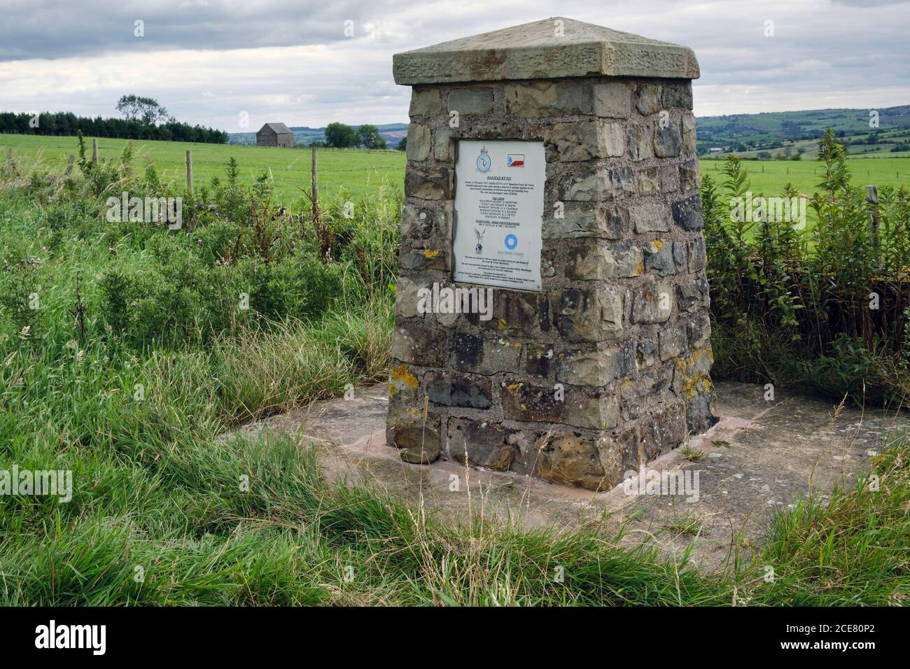 Memorial to crew of aircraft which crashed at this site while carrying out an airdrop to snowbound communities in 1947, near Onecote, Staffordshire Stock Photo