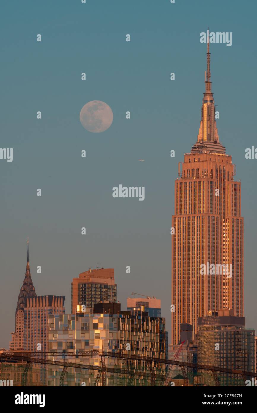 Amazing skyline of New York City with contemporary architecture under ...