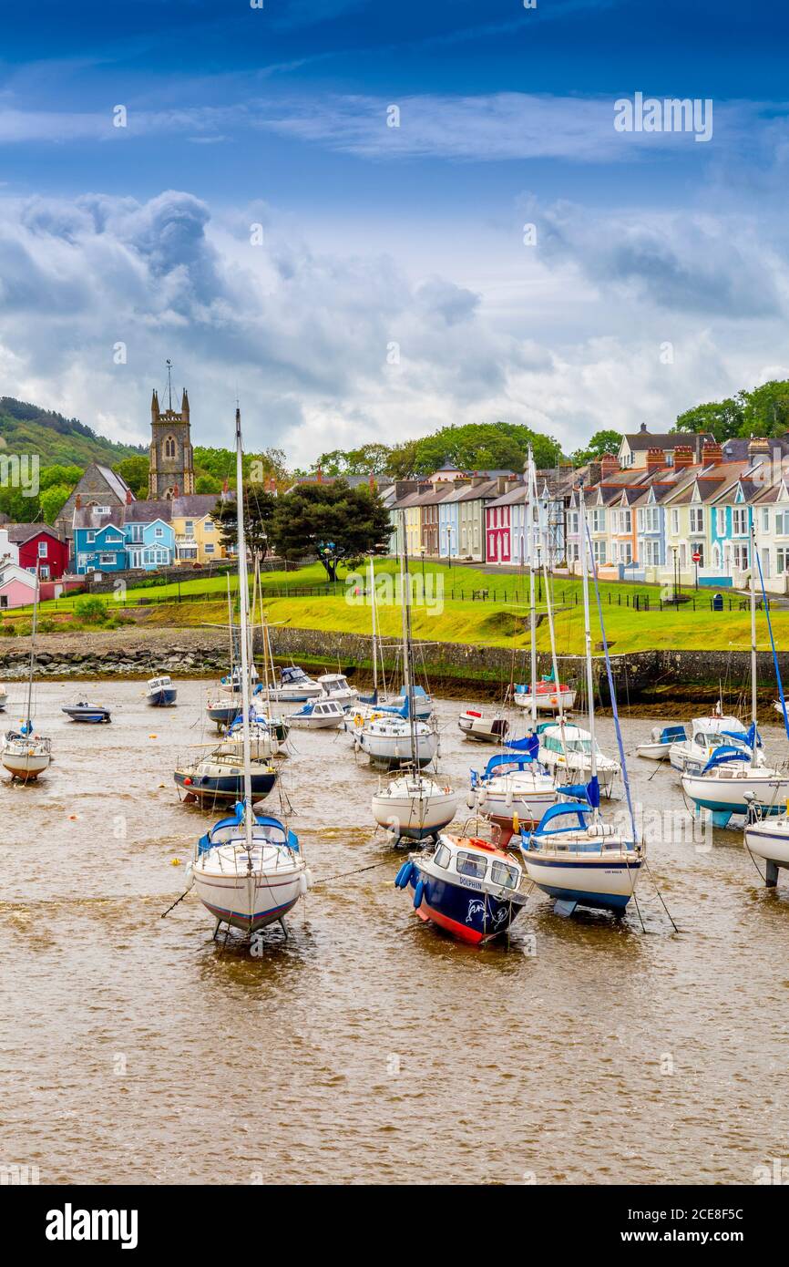 A terrace of colourful houses overlooks the yachts in the harbour at Aberaeron, Ceredigion, Wales,  UK Stock Photo