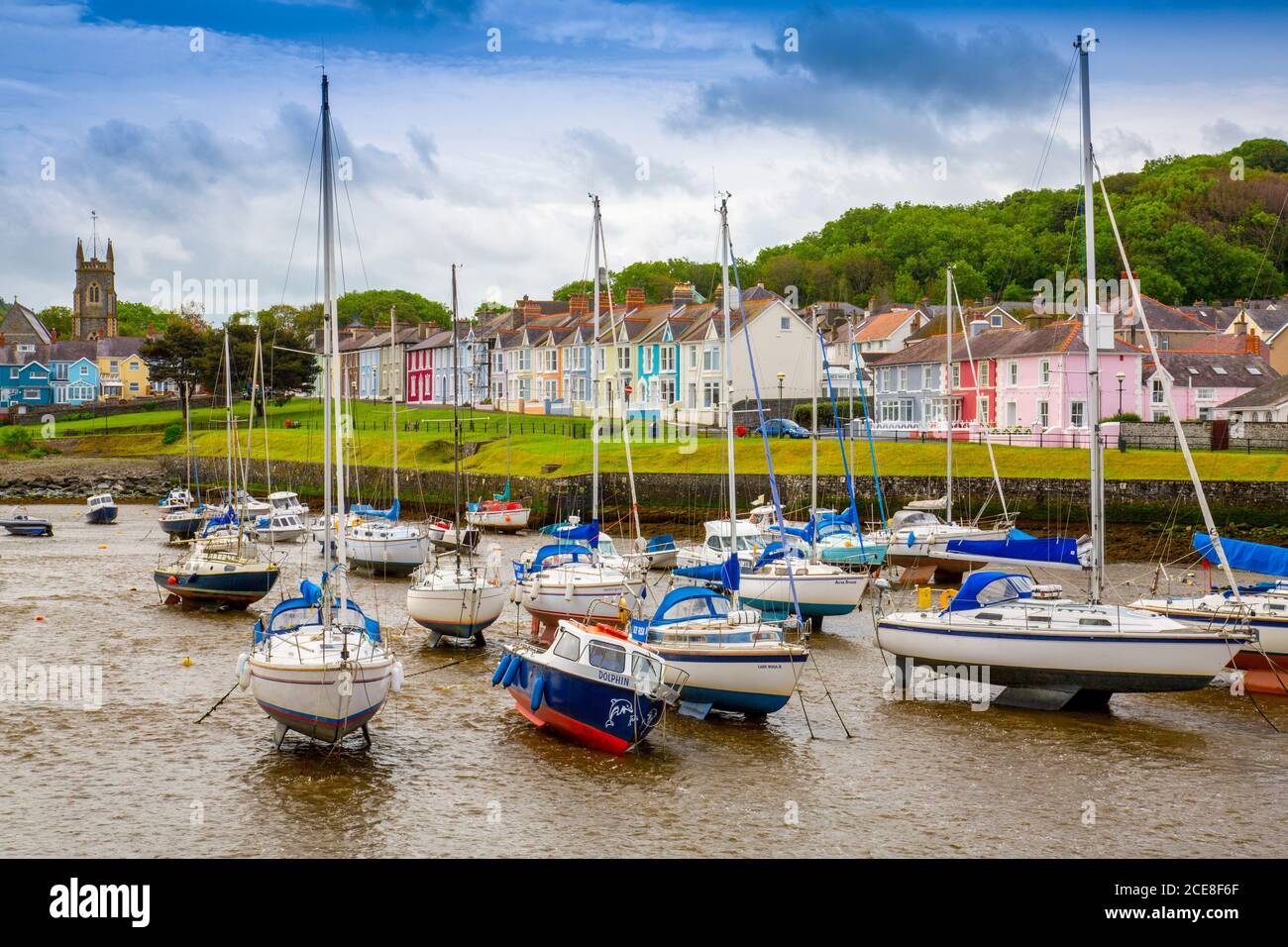 A terrace of colourful houses overlooks the yachts in the harbour at Aberaeron, Ceredigion, Wales,  UK Stock Photo