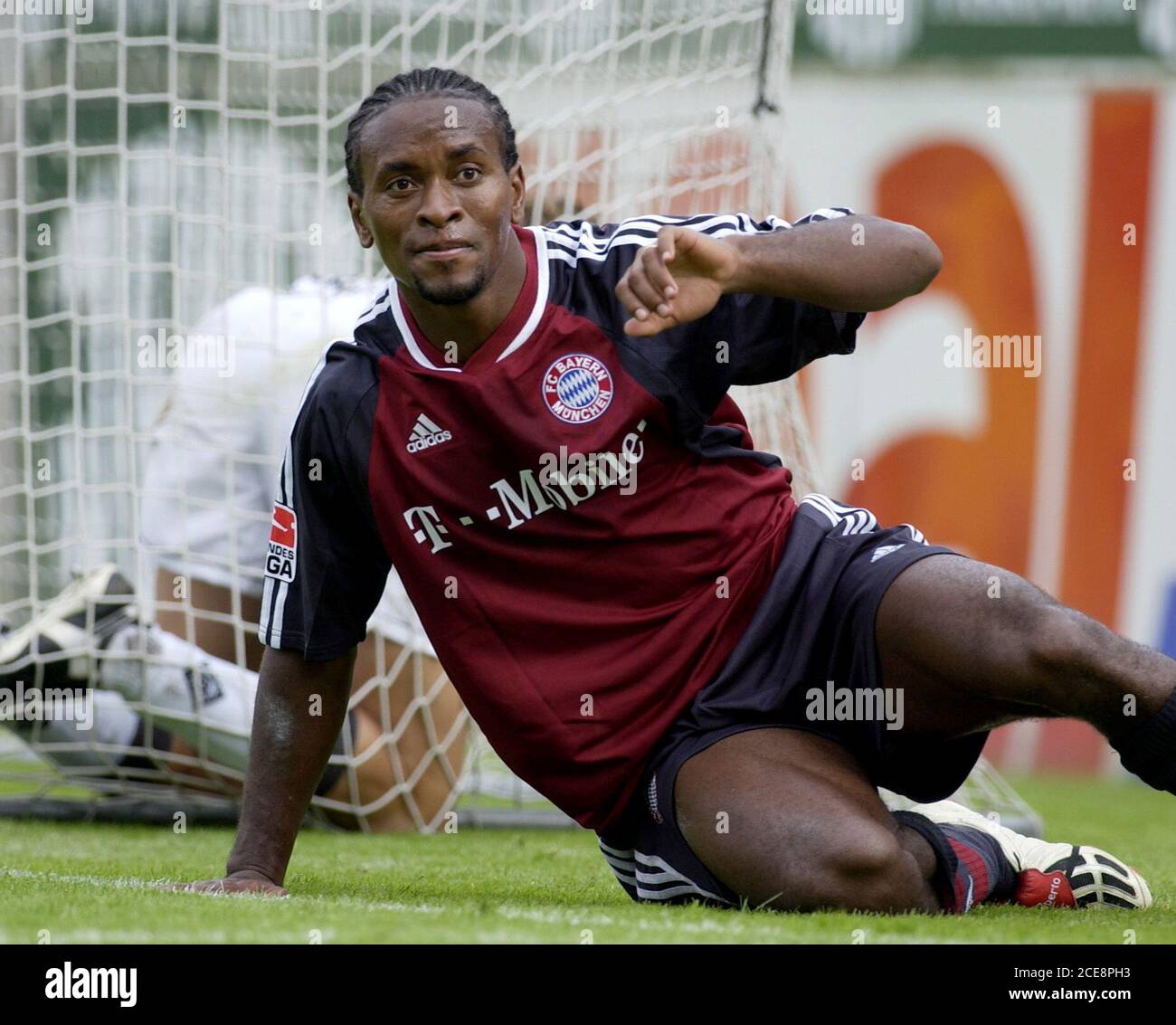 Boekelbergstadion Moenchengladbach Germany 10.8.2002, Football:  German  Bundesliga:  Borussia Mönchengladbach (BMG, white) vs FC Bayern Munich (FCB, red) —  ZE ROBERTO (FCB) Stock Photo