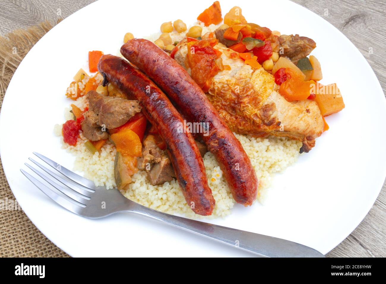 assiette de couscous au poulet, agneau et merguez Stock Photo - Alamy