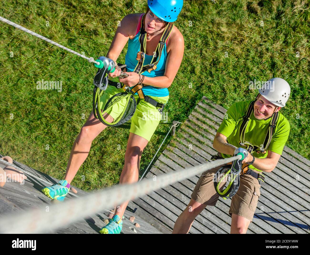 Abseilübung im Hochseilgarten Stock Photo