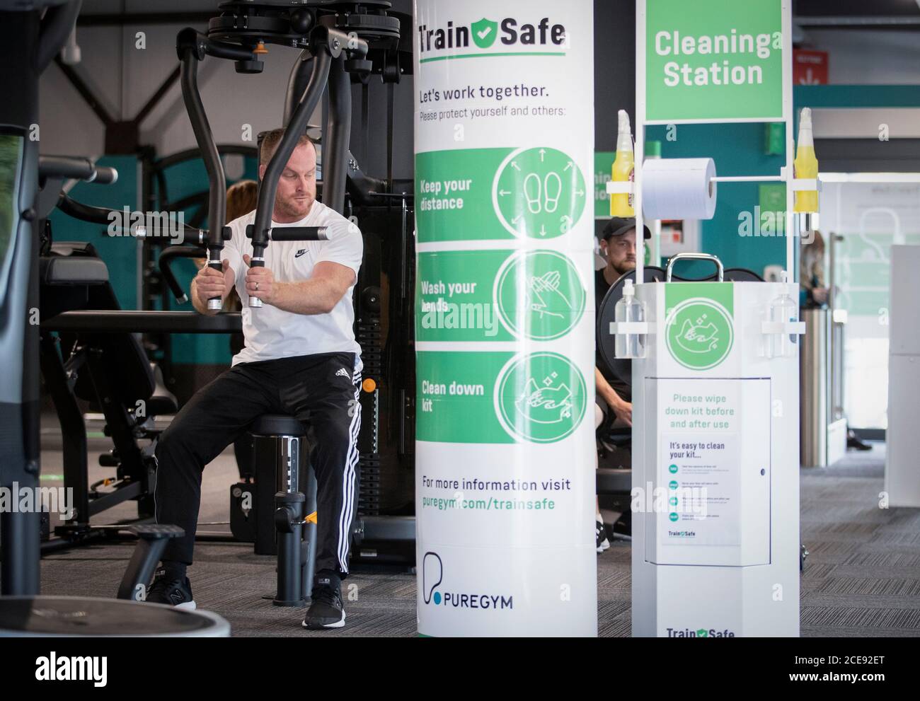 Socially distanced gym hires stock photography and images Alamy