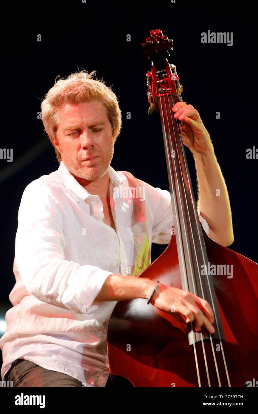 'Jazz a Juan' Jazz Festival in Juan-les-Pins (south-eastern France), on July 16, 2017: Jean-Luc Ponty trio featuring Kyle Eastwood - Jean-Luc Ponty - Stock Photo