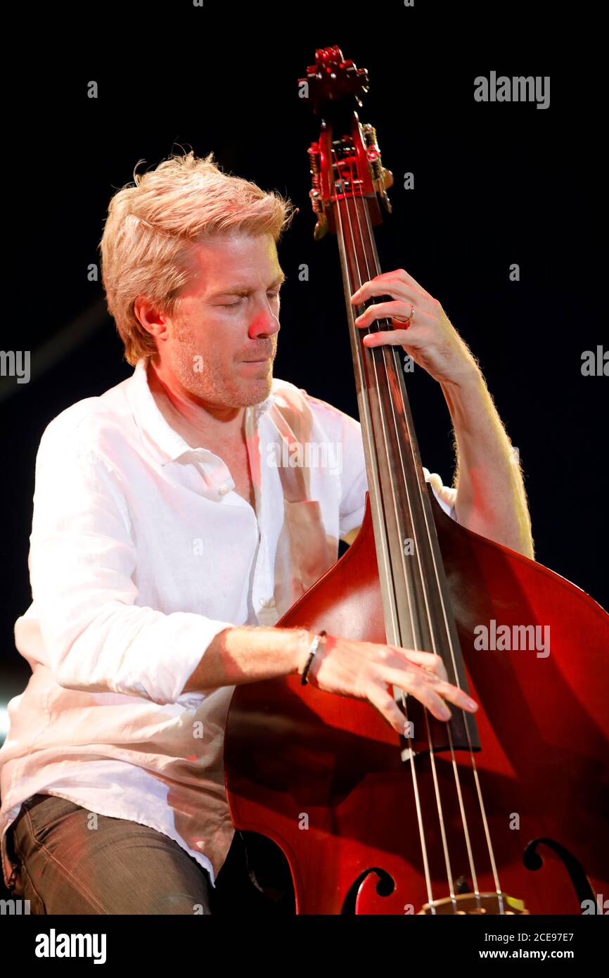 'Jazz a Juan' Jazz Festival in Juan-les-Pins (south-eastern France), on July 16, 2017: Jean-Luc Ponty trio featuring Kyle Eastwood - Jean-Luc Ponty - Stock Photo