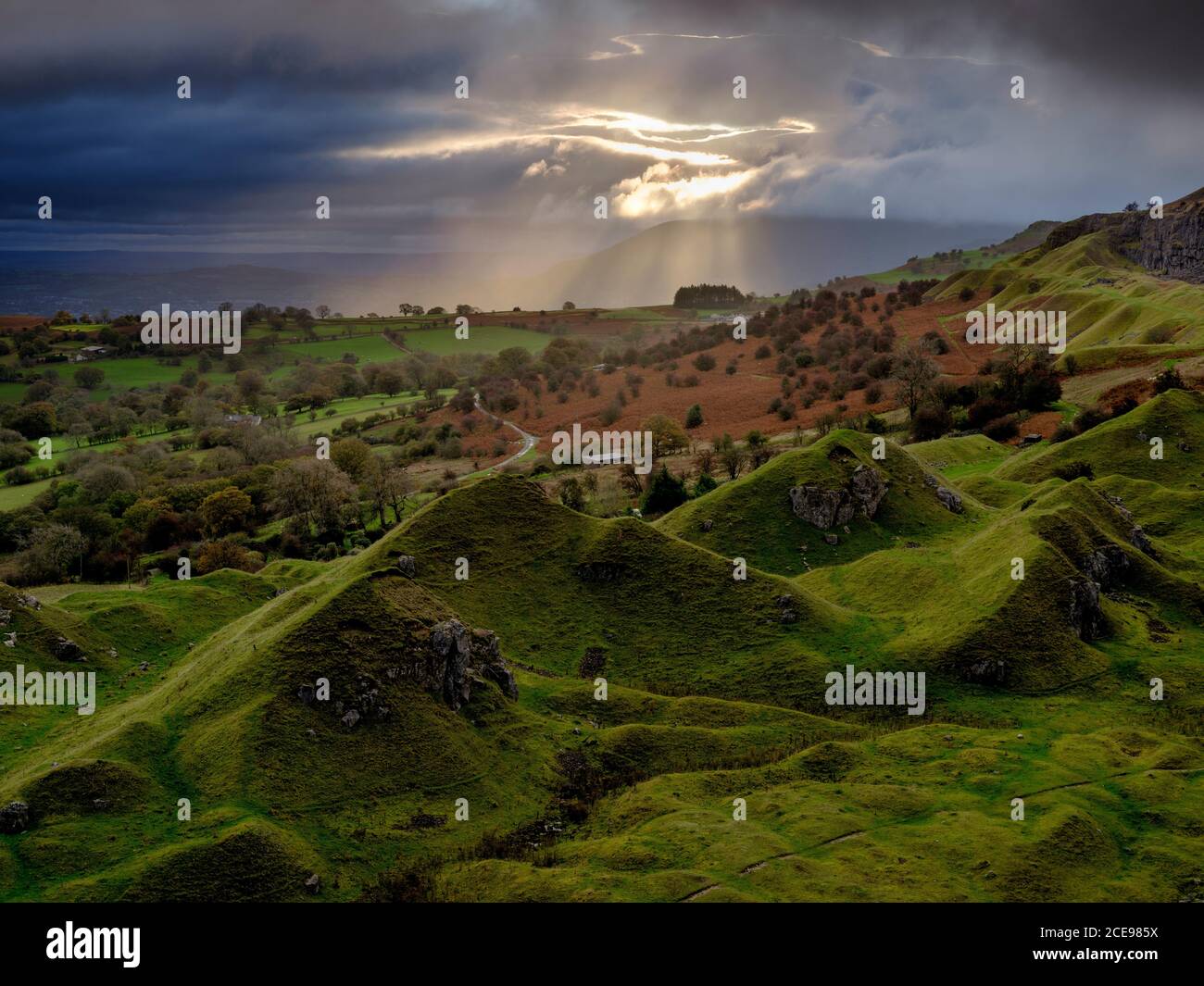 Llangattock escarpment at sunrise hi-res stock photography and images ...
