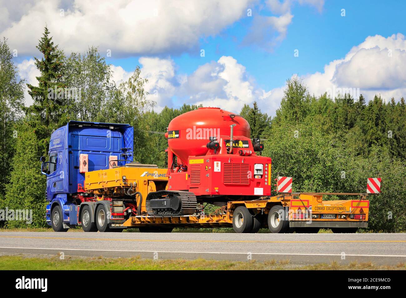 Blue Scania R500 semi trailer Hosike transports Allu PF Pressure Feeder as oversize load on highway 2 in autumn. Forssa, Finland. August 28, 2020. Stock Photo