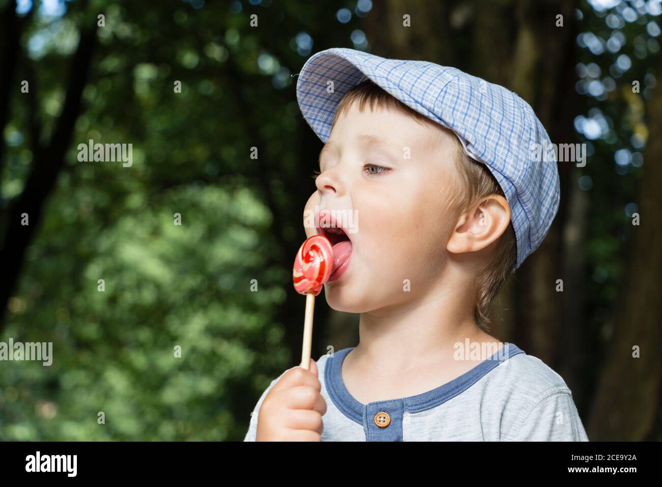 Piccolo bambino russo con lollipop è in piedi all'esterno. Occhiali buffi  come Harry Potter Foto stock - Alamy