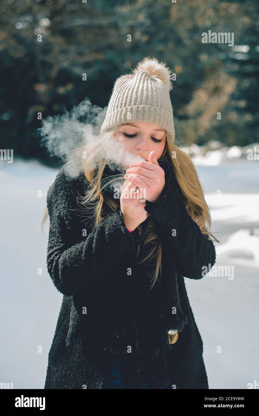 Woman cigarette winter hi res stock photography and images Alamy