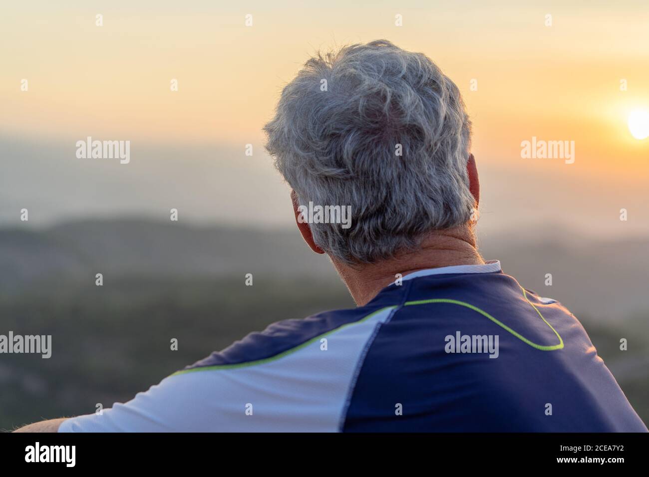 Man sitting on a rock hi-res stock photography and images - Alamy