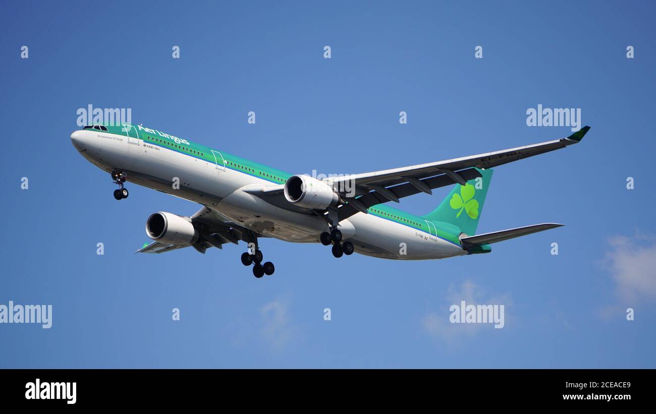 Aer Lingus Airbus A330-302 prepares for landing at Chicago O'Hare International Airport. The plane's registration is EI-FNH and has a retro livery. Stock Photo