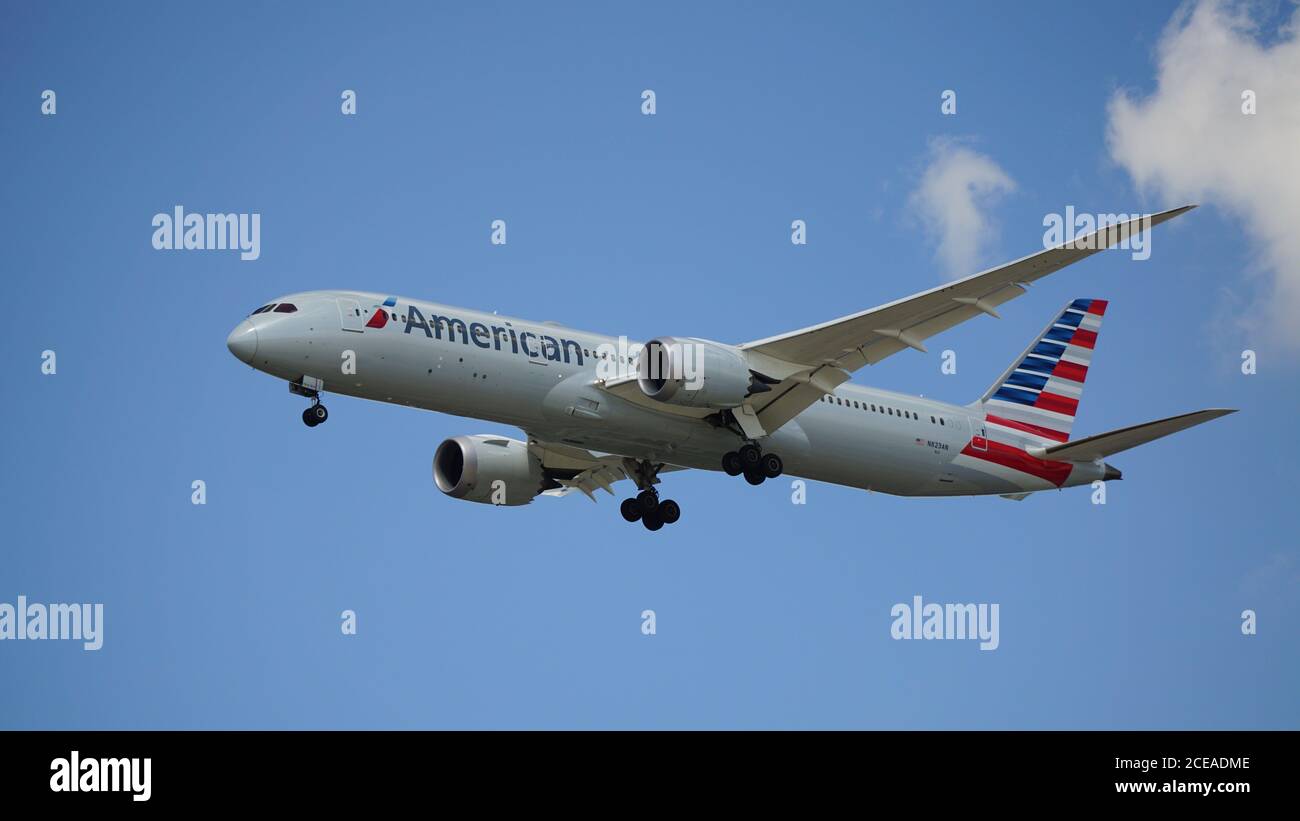 American Airlines Boeing 787 Dreamliner prepares for landing at Chicago O'Hare International Airport. The plane's registration is N823AN. Stock Photo