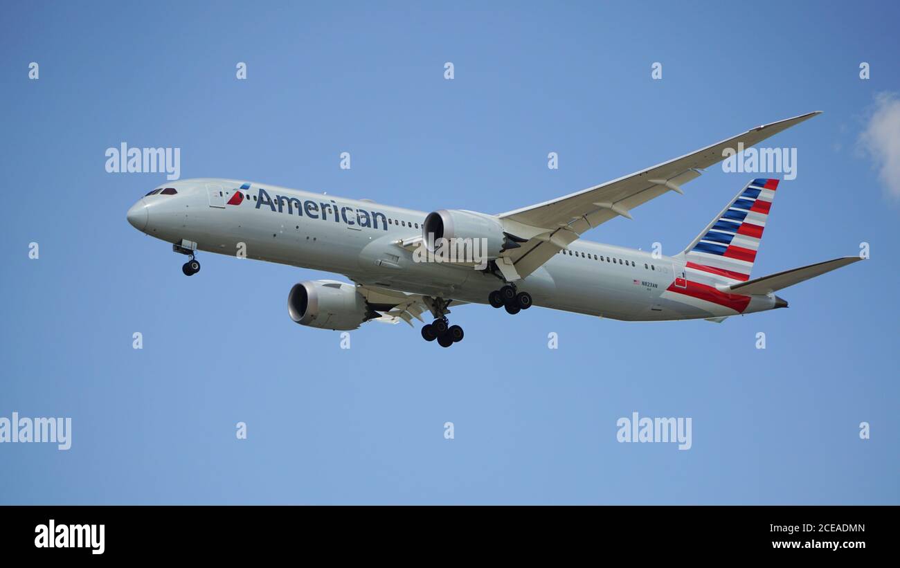 American Airlines Boeing 787 Dreamliner prepares for landing at Chicago O'Hare International Airport. The plane's registration is N823AN. Stock Photo