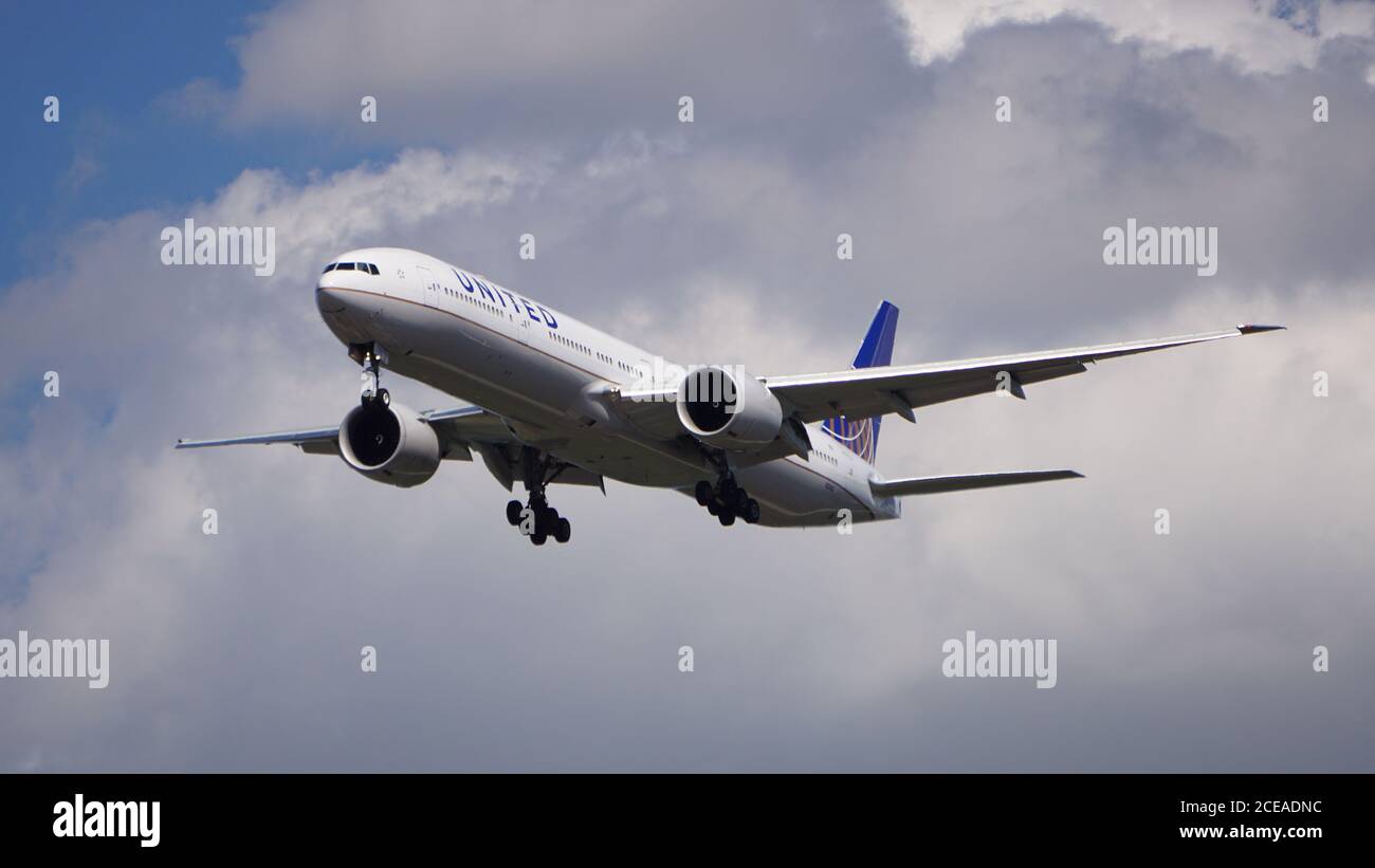 United Airlines Boeing 777-322 prepares for landing at Chicago O'Hare International Airport. The plane's registration number is N2142U. Stock Photo